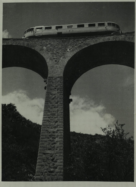 La ferrovia, la strada e la teleferica che congiungono Asmara con Massaua [the railway, highway and ropeway linking Asmara to Massawa]