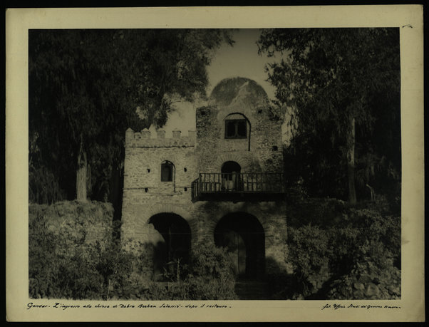 Gondar. L'ingresso alla chiesa di debra Berhan Selassie - dopo il restauro