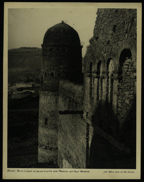 Gondar. Torre d'angolo ed ingresso al cortile della Palazzina dell'Imp.ce Mentuab