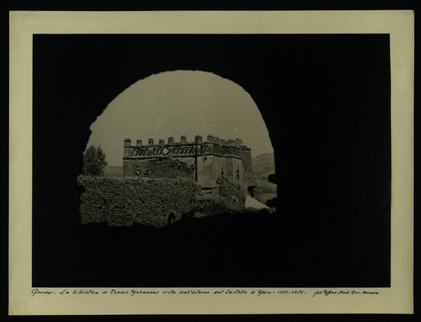 Gondar. La biblioteca di Tzadic Yohannes vista dall'interno del Castello di Yasu