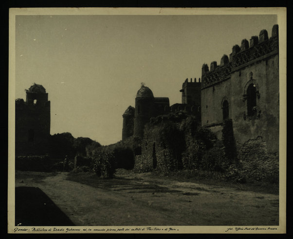 Gondar. Biblioteca di Tzadic Yohannes e, in secondo piano, parte dei castelli di Fasilides e di Yasu