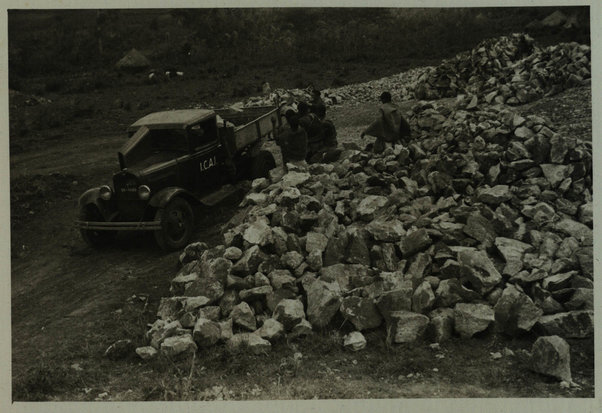 Alla ricerca del materiale da costruzione. [carico delle pietre su un cannon dell'Impresa Cotoniera