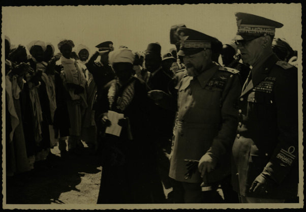 Visita al quartiere indigeno. Il cadì rivolge il saluto dei mussulmani all'Ecc. il Ministro. 9 febbraio 1940