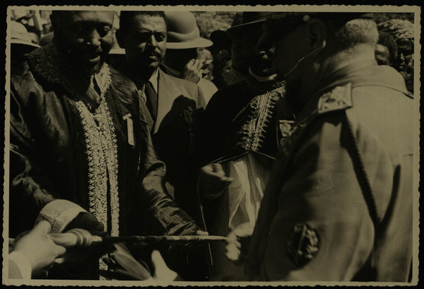 Visita al quartiere indigeno. I notabili offrono una spada all'Ecc. il Ministro. 9 febbraio 1940