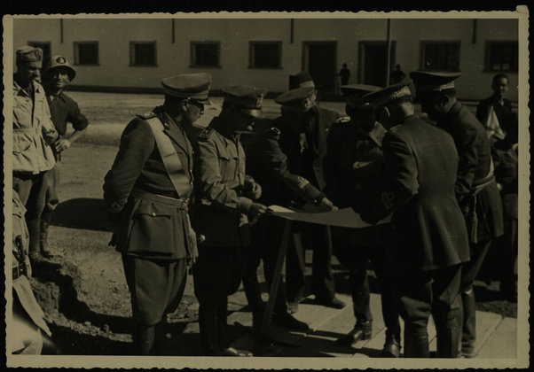 Il Ministro esamina il piano regolatore di Forlì d'Etiopia. 8 febbraio 1940