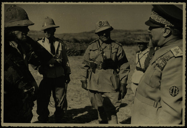 Visita all'85° Btg. CC.NN. L'Ecc. il Ministro esamina un nuovo tipo di bardatura.  9 febbraio 1940