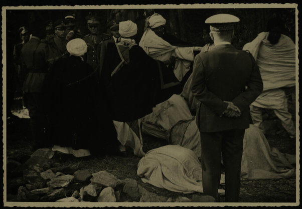 Cusquam. Donne indigene che si inchinano davanti all'Ecc. il Ministro per chiedere udienza. 9 febbraio 1940