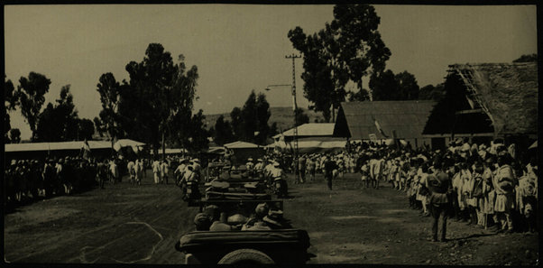 [Gondar]. Il Ministro, col seguito, attraversa il nuovo quartiere indigeno. 9 febbraio 1940