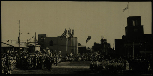 La popolazione di Gondar in attesa del ministro Teruzzi nel viale re Imperatore.  8 febbraio 1940
