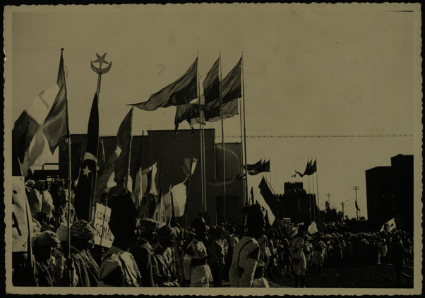 La popolazione di Gondar in attesa del ministro Teruzzi nel viale re Imperatore.  8 febbraio 1940