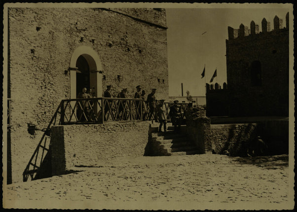 Visita ai castelli. Le autorità escono dal castello dall'ingresso Mentuab, sede delle Federazione Fascista. 8 febbraio 1940