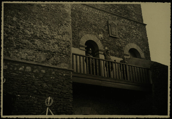 S.E. il Ministro risponde all'acclamazione della folla dal balcone del castello di Ras Micael. 8 febbraio 1940