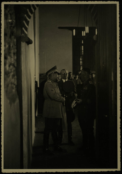 Visita ai castelli. L'Ecc. il Ministro con l'Ecc. Gen. Nasi e Frusci al castello di Fasilides. 8 febbraio 1940
