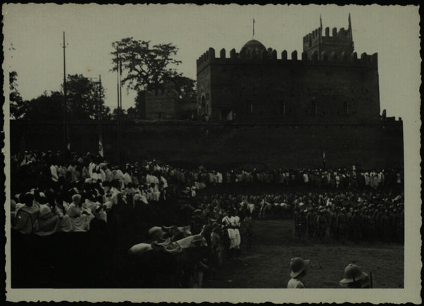 Gondar. Sudditi ammassati in Piazza Littorio, per presenziare alla Rivista. 11/10/1939