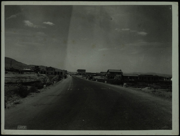 Luce A.O.I. Asmara. Una strada. [ca. 1938]