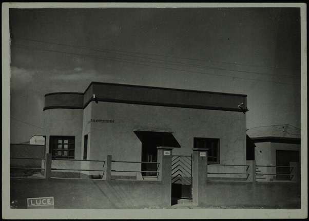 Luce A.O.I.; Laboratorio Fotografico Governatoriale dell'Eritrea, Fotolongo, Asmara. Nuove costruzioni. [ca. 1938]