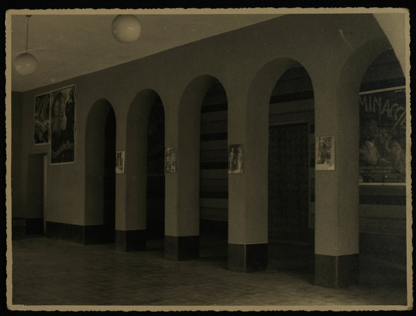 Asmara. Cinema Hamasien  per gli Eritrei. Interno ed esterno. [ca.  1938]