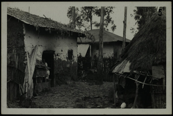 Harar. Via Principessa di Piemonte, abitazione di bianchi fra quelle indigene