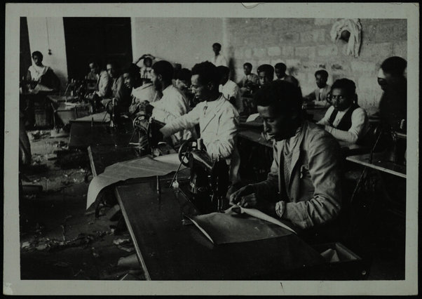 Addis Abeba. Gli adulti chiamati a dividere le industri fatiche. Sartoria [Operai indigeni nella lavorazione delle pelli e vestiario]. Novembre 1938