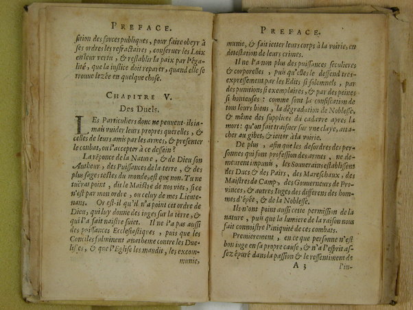 Traité des fortifications, ou Architecture militaire, tirée des place les plus estimées de ce temps, pour leurs fortifications. Diuisé en deux parties. La premiere vous met en main les plans, coupes & eleuations de quantité de placefort estimées, & tenuës pour tres-bien fortifiées. La seconde vous fournir des pratiques faciles pour en faire de semblables