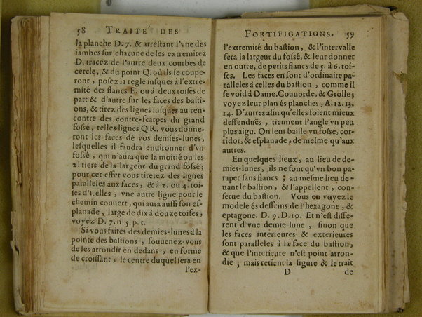 Traité des fortifications, ou Architecture militaire, tirée des place les plus estimées de ce temps, pour leurs fortifications. Diuisé en deux parties. La premiere vous met en main les plans, coupes & eleuations de quantité de placefort estimées, & tenuës pour tres-bien fortifiées. La seconde vous fournir des pratiques faciles pour en faire de semblables