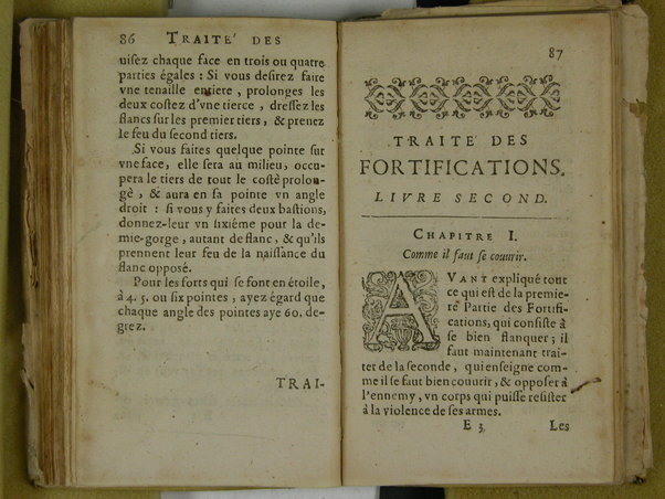 Traité des fortifications, ou Architecture militaire, tirée des place les plus estimées de ce temps, pour leurs fortifications. Diuisé en deux parties. La premiere vous met en main les plans, coupes & eleuations de quantité de placefort estimées, & tenuës pour tres-bien fortifiées. La seconde vous fournir des pratiques faciles pour en faire de semblables