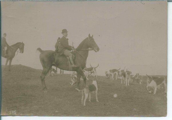 Fotografia di Gabriele D'Annunzio a cavallo, con cani