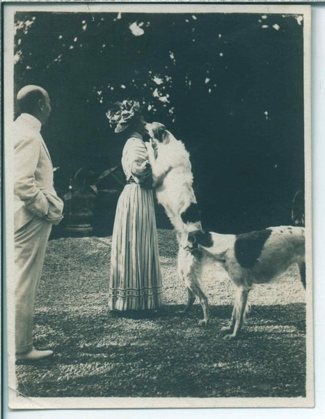 Fotografia di Gabriele D'Annunzio con signora e cani