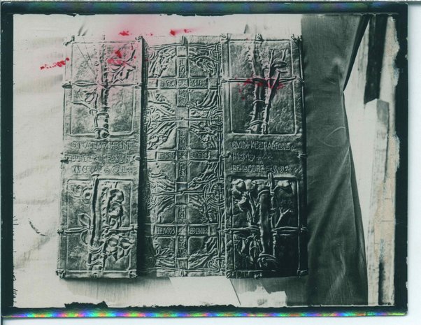 Fotografia di custodia per carte chiusa con i versetti dell'Ecclesiaste
