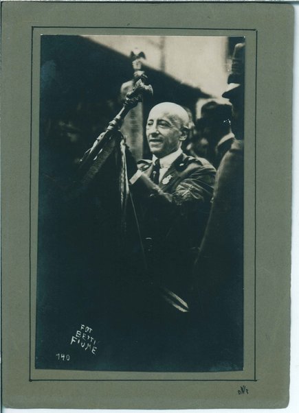 Fotografia di Gabriele D'Annunzio in divisa da comandante
