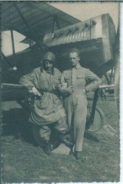 Cartolina postale illustrata con fotografia di Gabriele D'Annunzio in tenuta d'aviatore