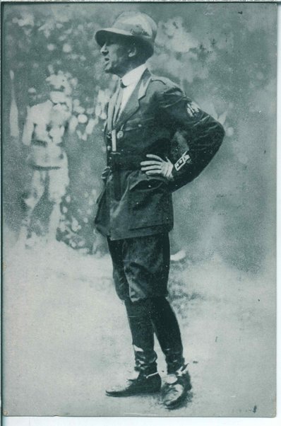 Cartolina postale illustrata con fotografia di Gabriele D'Annunzio in divisa militare