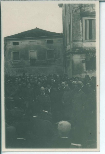 Fotografia di Gabriele D'Annunzio in piazza tra la folla
