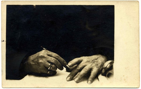 Cartolina postale illustrata con fotografia delle mani di Gabriele D'Annunzio nell'atto di scrivere