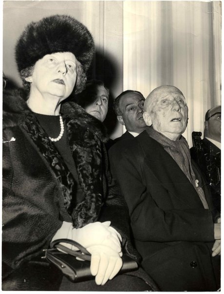 Fotografia di Mario D'Annunzio con la moglie Angela alla celebrazione in Campidoglio del centesimo anniversario della nascita di Gabriele D'Annunzio