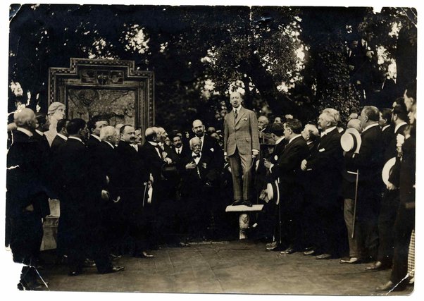 Fotografia di Gabriele D'Annunzio durante il discorso a Quarto