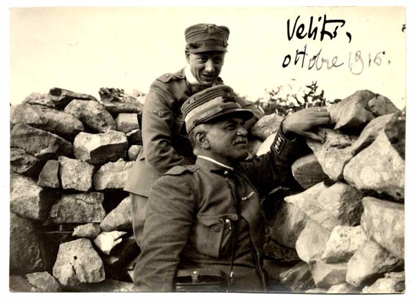 Fotografia di Gabriele D'Annunzio in divisa con altro militare