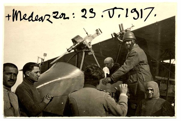 Fotografia di Gabriele D'Annunzio su aereo con altri