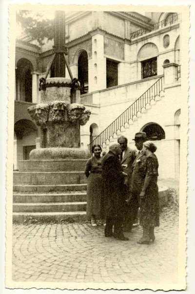 Fotografie di Gabriele D'Annunzio con altre persone, con busta