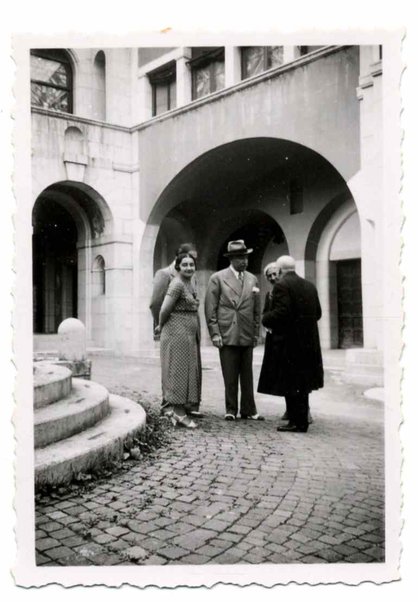 Fotografie di Gabriele D'Annunzio con altre persone, con busta