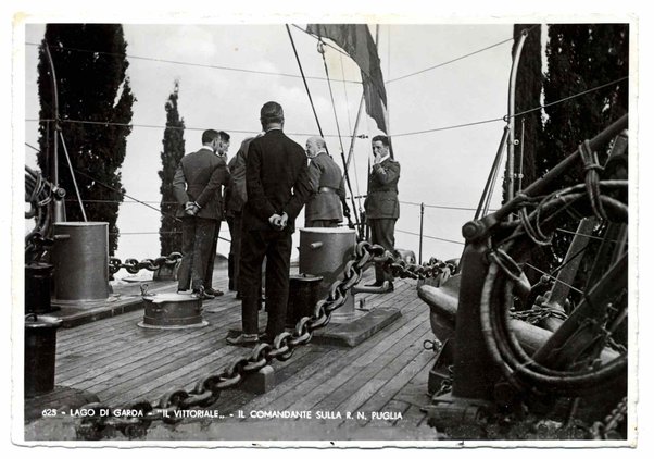 Cartolina postale illustrata con Gabriele D'Annunzio sulla nave Puglia