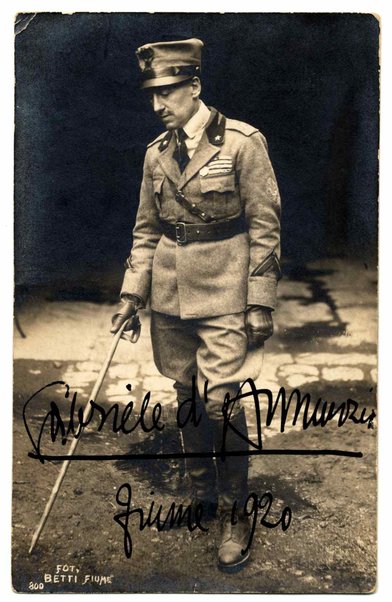 Cartolina postale illustrata con fotografia di Gabriele D'Annunzio in divisa