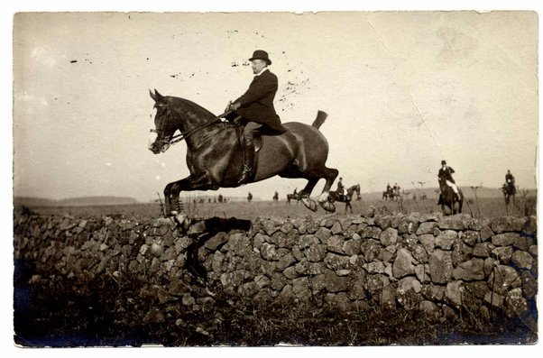 Cartolina postale illustrata con fotografia di Gabriele D'Annunzio a cavallo