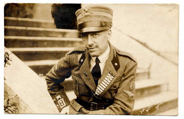 Cartolina postale illustrata con fotografia di Gabriele D'Annunzio in divisa