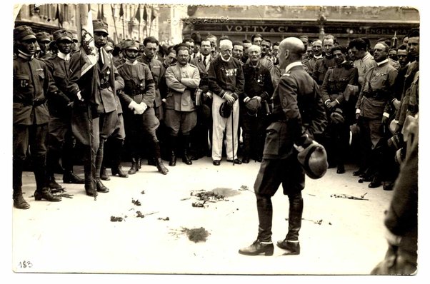 Fotografia di Gabriele D'Annunzio in divisa mentre parla ai legionari