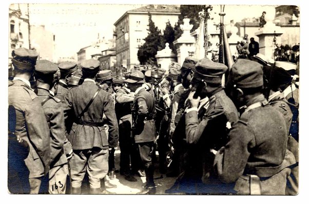 Fotografia di Gabriele D'Annunzio in divisa mentre parla con i legionari