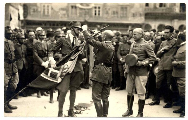 Cartolina postale illustrata con fotografia di Gabriele D'Annunzio durante una cerimonia militare