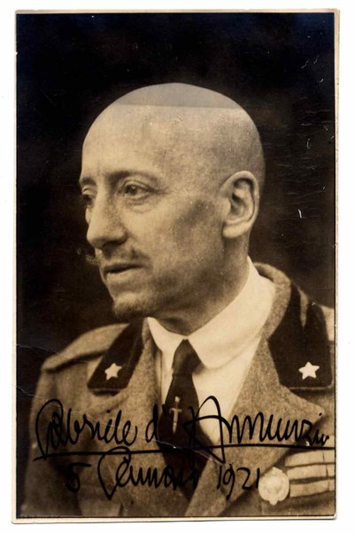 Cartolina postale illustrata con fotografia di Gabriele D'Annunzio in divisa