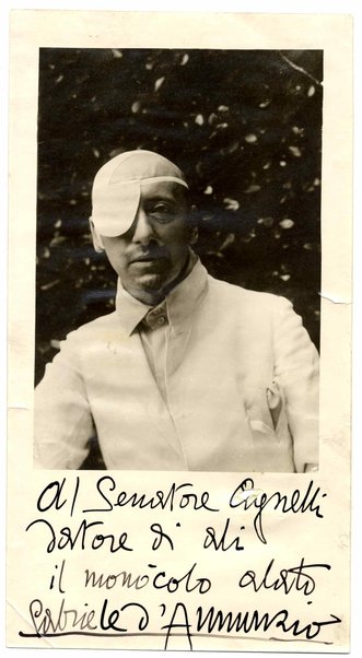 Fotografia di Gabriele D'Annunzio bendato, con dedica