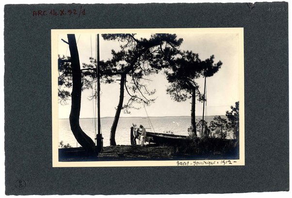 Fotografie di Gabriele D'Annunzio con cani, sullo sfondo il mare